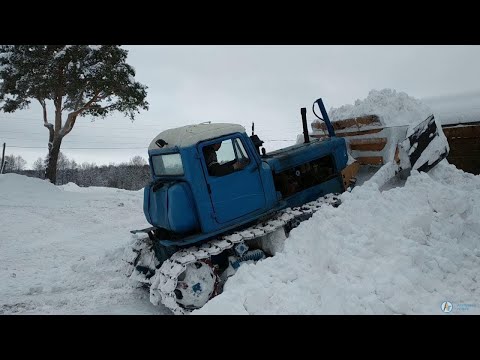 Видео: Тракторы ДТ-75, мощь в снегу! Tractors, bulldozers from the USSR DT-75 shoveling snow