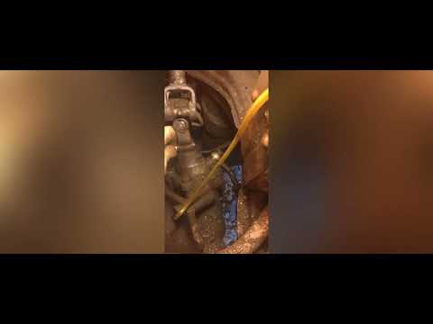 Видео: Устраняем люфт рулевого вала ГАЗ СОБОЛЬ (установка рулевого вала от Бычка)