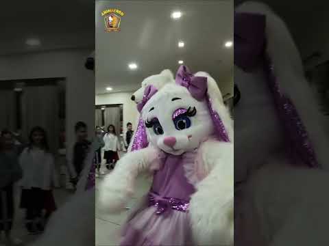 Видео: Белый Мишка и Зайка Ляля поздравляют с Днём Рождения,  Германия, Берлин