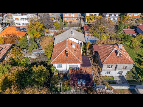 Видео: Къща с отделни входове и двор, за продажба до центъра на Банско