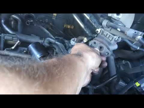 Видео: Mazda MPV changes spark plug. Меняем свечи на Мазда МПВ 2003г