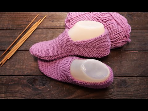 Видео: Бесшовные следки с высокой пяткой спицами 🎀 Seamless Knitted Slippers