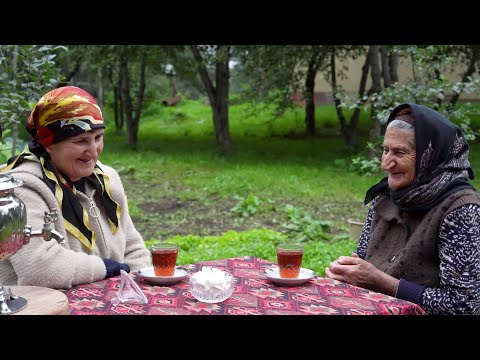 Видео: Традиционные манты на пару на свежем воздухе с домашними соусами и деревенской жизнью