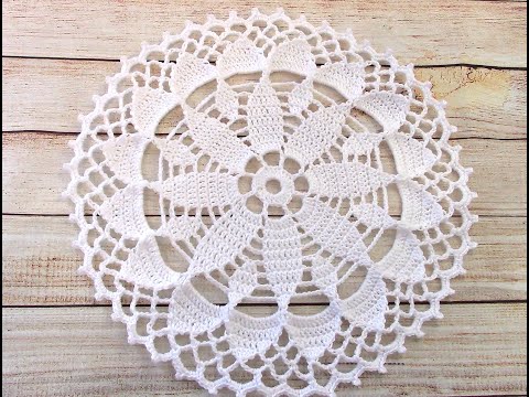 Видео: Салфетка крючком для начинающих/Crochet Flower Doily Tutorial