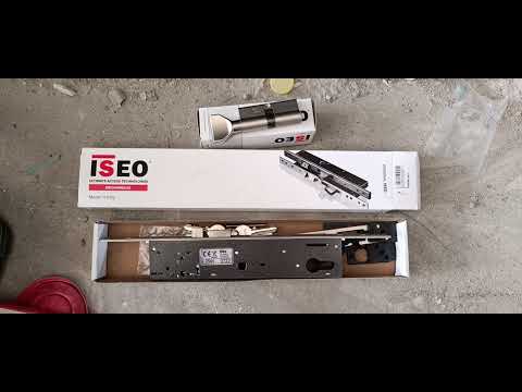 Видео: Установка врезного итальянского замка ISEO