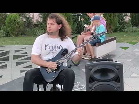 Видео: Queen show must go on. Уличный музыкант. Феодосия 2022.