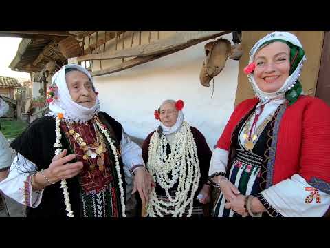 Видео: БАБИ ПЕЯТ МРЪСНИ ПЕСНИ!!! БАБИНДЕН в ДЮЛИНО