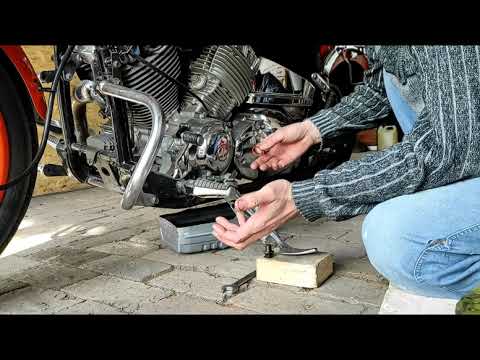 Видео: Yamaha Drag Star 400 - Замена масла в двигателе (полное погружение в процесс)