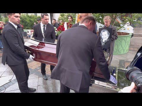 Видео: ПЕЧАЛЬНО … СЫН АКТРИСЫ НИНЫ ГУЛЯЕВОЙ ОПОЗДАЛ НА ПРОЩАНИЕ С МАМОЙ В МХТ ИМ.ЧЕХОВА 7 ОКТЯБРЯ 2025 
