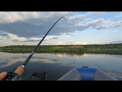 Видео: Вечерняя рыбалка на озере! Ловля ЩУКИ и ОКУНЯ! СПИННИНГ ВЕСНОЙ! Обкатал новый аккумулятор!