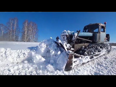 Видео: Тракторы ДТ-75 в мощных сугробах! DT-75 tractors in heavy snowdrifts! Bulldozers are rowing snow