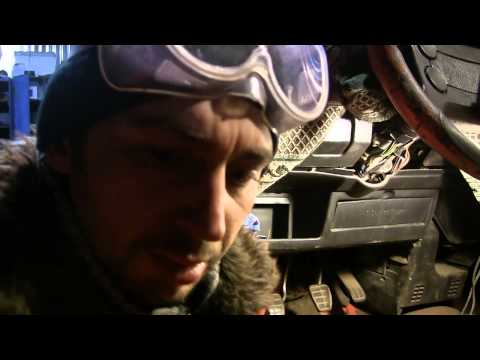 Видео: Golf 2 варим днище и короба видео 3