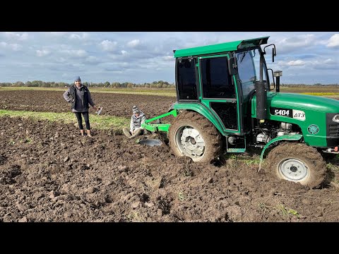 Видео: Свіжі землі! Оранка ДТЗ 5404! Моська у безпеці!