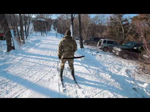 Видео: Горнолыжная школа. Урок 6 - Как пользоваться подъемником на лыжах и поворачивать в «плуге»