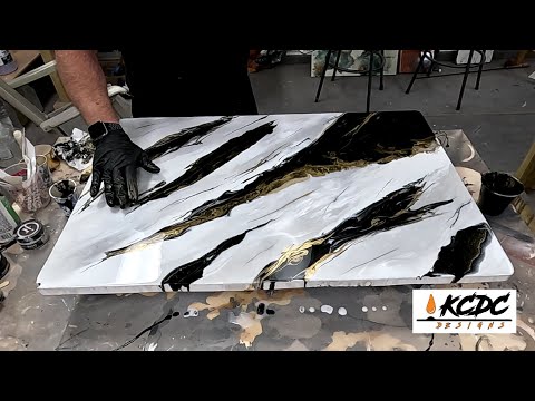 Видео: Посмотрите, как я создал этот черно-золотой и белый мраморный дизайн с помощью эпоксидной смолы S...