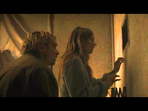 Видео: Потеряли ребёнка в старой многоэтажке, но вскоре услышали его плач в стене