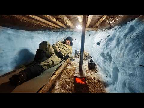 Видео: Экстремальная ночевка в лесу под снегом: Давайте построим супер-теплое убежище для выживания!