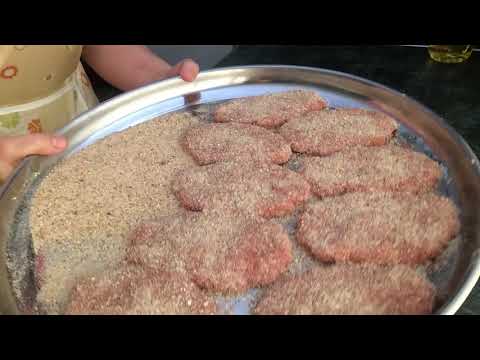 Видео: Шницель из рубленой свинины , самый простой рецепт .