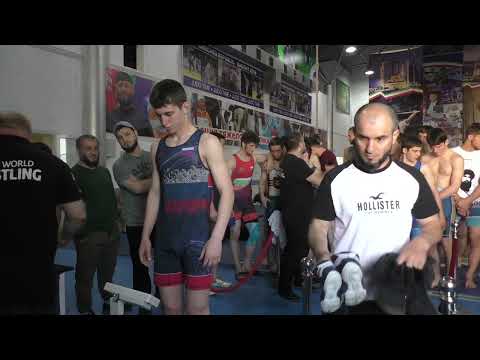 Видео: Взвешивание борцов на турнире КИНГДОМ в Грозном.