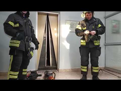 Видео: Ребенок застрял в лифте