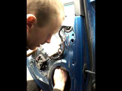 Видео: Как снять заменить стекло задней двери AUDI A4 B7demontaz szyby drzwi tyl!