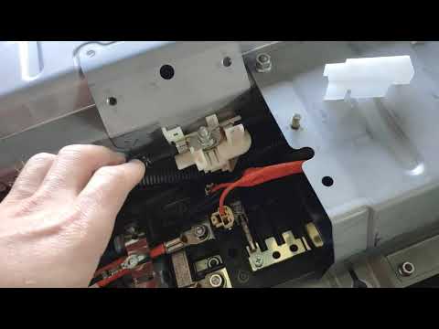 Видео: Как снять гибридную батарейку с Тойота Камри 2007/ Toyota Camry Hybrid Battery Removal