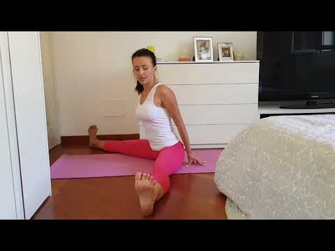 Видео: Наклон сидя с широко разведёнными ногами.  Полный вариант правильного наклона.