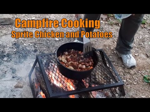 Видео: Приготовление пищи на костре — курица спрайт и картофель в голландской духовке