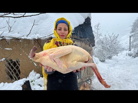 Видео: Большая индейка и хлеб, приготовленный в тандыре в снежной горной деревне