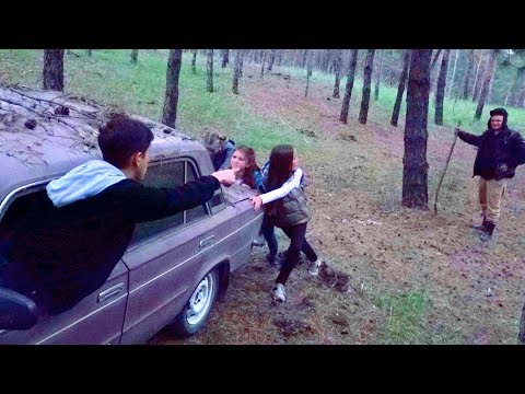 Видео: ОДНИ В ЛЕСУ!!!ВСТРЕТИЛИ ЗЛОГО ЛЕСНИКА!!!