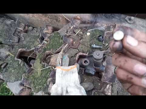 Видео: ДТ-75 прокачка топливной системы（для Санька железный капут）