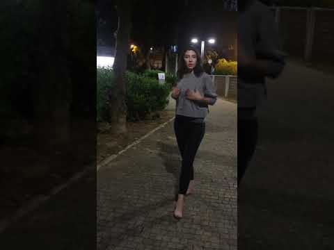 Видео: Футфетиш.Хожу босиком по парку