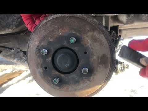 Видео: Как поменять задний тормозной цилиндр,тормозную трубку на автомобиле Hyundai Accent