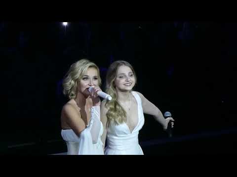 Видео: Полина Гагарина и Виктория Соломахина (шоу Голос) - Колыбельная (live)