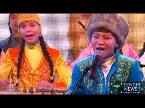 Видео: На 30 жетыгенах музыканты исполнили попурри из казахских песен