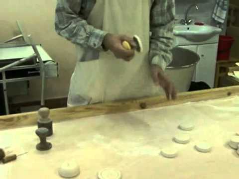 Видео: Приготвяне на просфори в Оптинския манастир