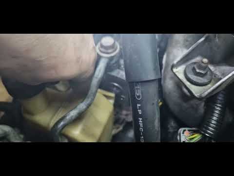 Видео: Mazda cx 7 хитрий способ замена уплотнительного кольца бачка гура