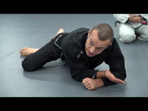 Видео: Удушающий приём головой и рукой с маунта (треугольник руки) — Лаклан Джайлз