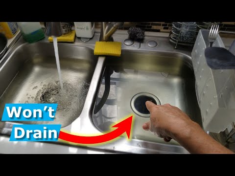 Видео: Как прочистить слив в кухонной раковине и избавиться от запаха канализации
