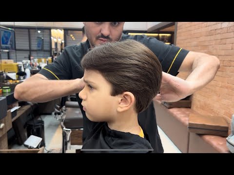 Видео: Как подстричь ребенка ножницами | пошаговая детская стрижка
