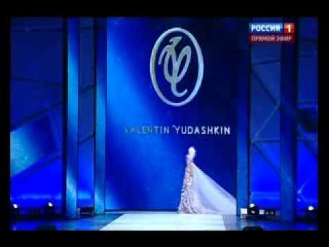 Видео: Показ коллекции Валентина Юдашкина от кутюр Африка