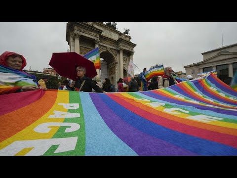 Видео: Десятки тысяч итальянцев призвали немедленно прекратить мировые конфликты…