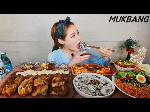 Видео: Субтитры) Raw oysters. Spicy seasoned oysters. Spicy noodles. Kimchi. Pork. REAL SOUND. ASMR MUKBANG