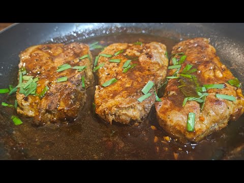 Видео: Свиные отбивные в липком чесночно-соевом соусе — сочный, быстрый и простой ужин!