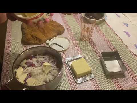 Видео: Вкуснейшая тушёная говядина! Готовится очень просто и мясо получается нежным и мягким!