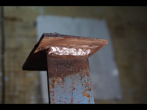 Видео: Сварка электродом для начинающих. Как заварить угловой шов в потолочном положении.#сваркаэлектродом