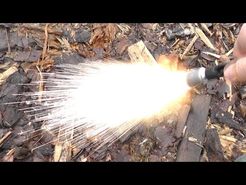 Видео: Ракетница сигнал охотника в качестве хлопушки капсюлями. Как рикошетит ракета