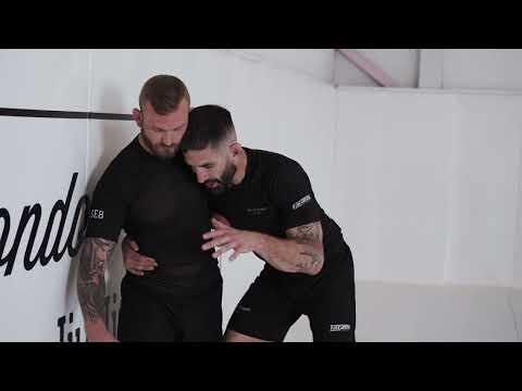 Видео: ММА «Борьба в клетке» | Подлый захват изнутри — Мэтт Инман