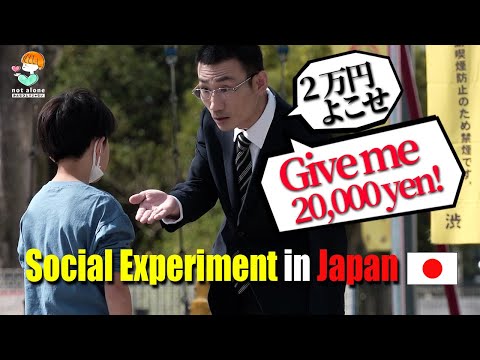 Видео: Мужчина настойчиво требует возмещения ущерба после того, как мальчик наступил на ботинки.