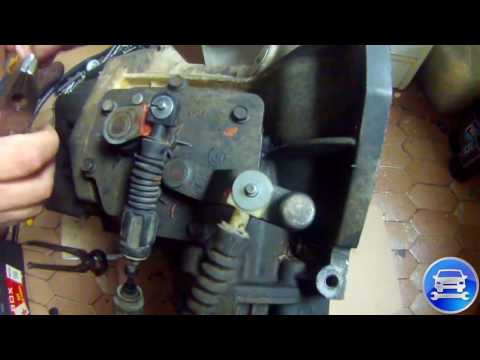 Видео: Chrysler Voyager 2003 Shift Cable Repair PART 1 Туго переключается коробка передачь